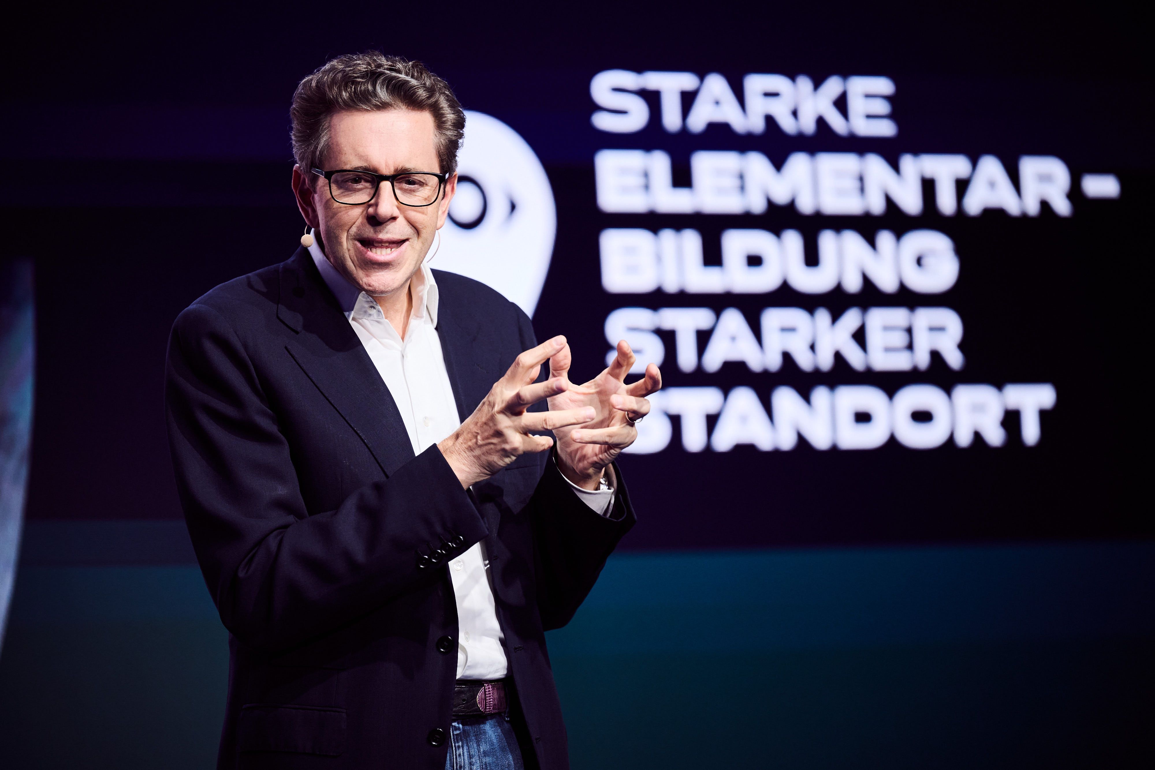 Bild: Harald Mahrer spricht und gestikuliert 