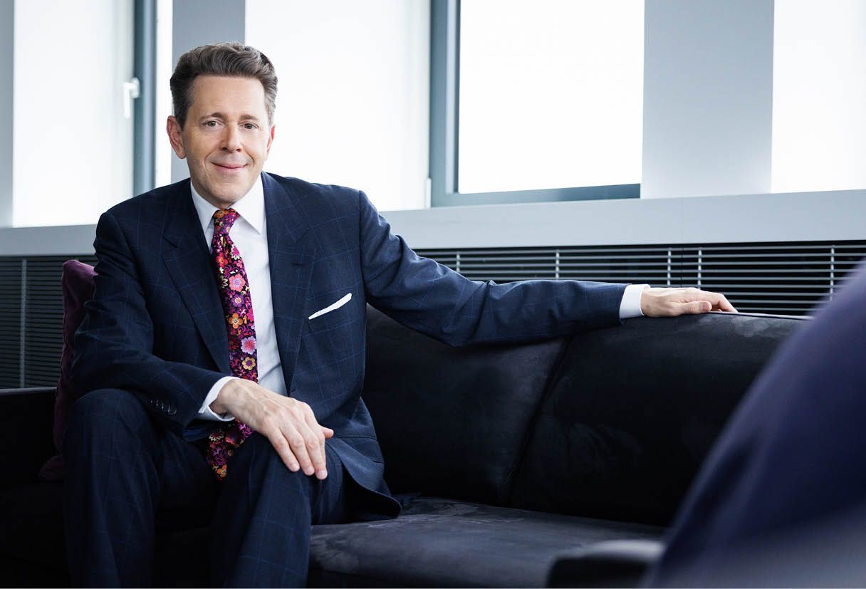 Bild: Präsident Mahrer sitzt auf einer Couch